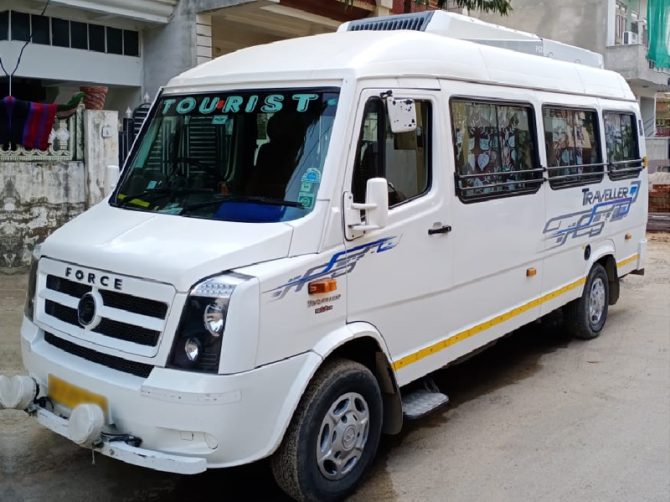 14 Seater Tempo Traveller